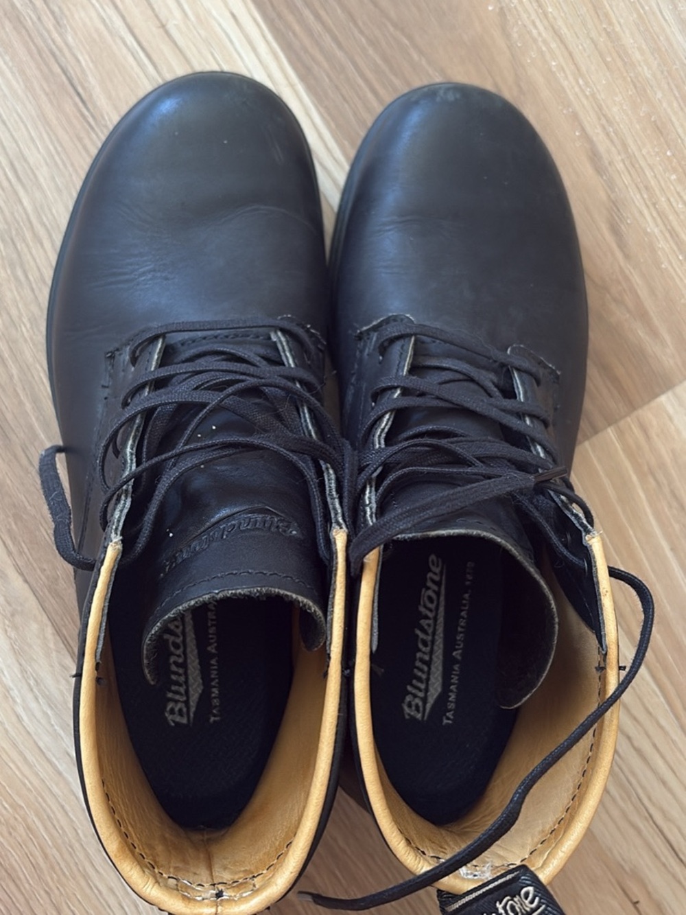 Blundstone Black Leather Lace-Up Combat Boots with Tan Lining - Picture 2 of 4